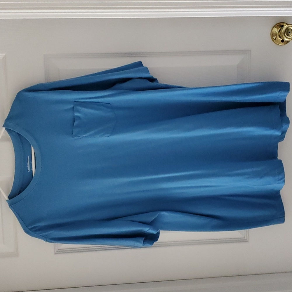 Men's blue Croft and Barrow short sleeve shirt with pocket on the front. XL
